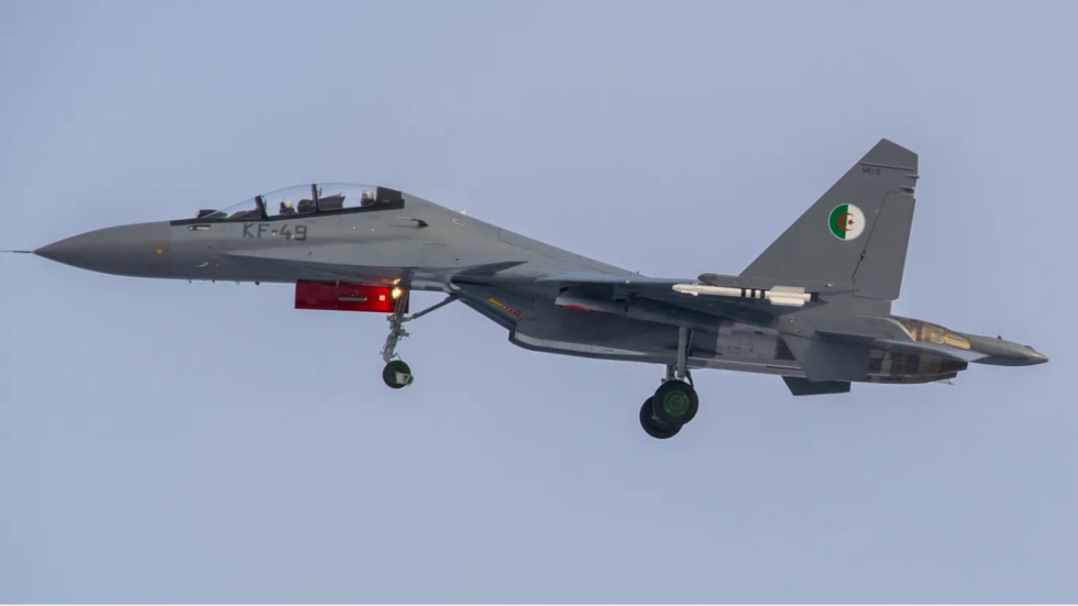 خلال رحلته نحو روسيا.. مقاتلات الجيش ترافق تبون في الأجواء الجزائرية