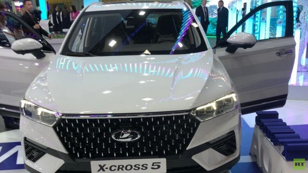 الكشف عن نموذج جديد لسيارة "لادا كروس" في منتدى بطرسبورغ الاقتصادي الدولي (فيديو)