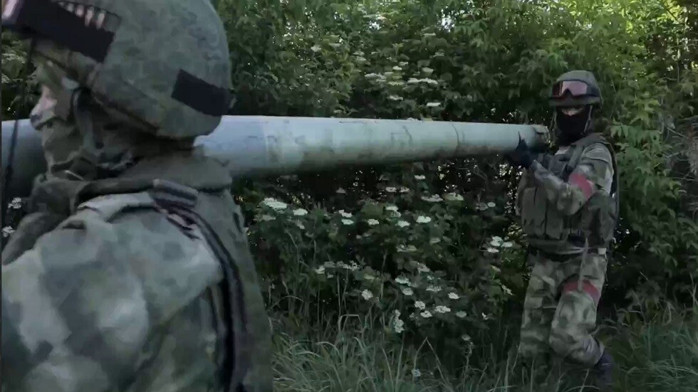 لقطات لعمل طواقم راجمات الصواريخ الروسية "تورنادو" على الجبهة