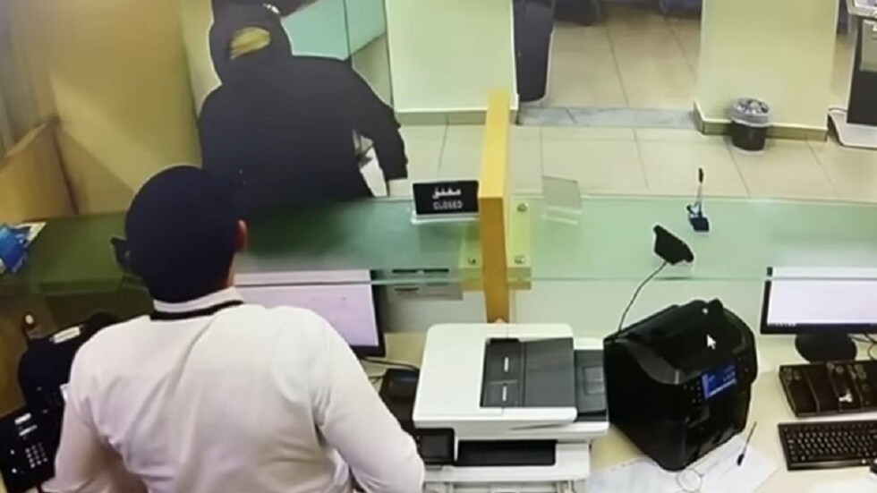 سطو مسلح على محل صرافة في الأردن (فيديو)