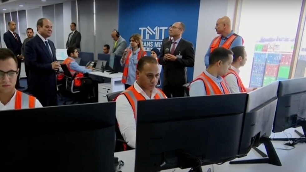 السيسي ممازحا العاملين داخل محطة