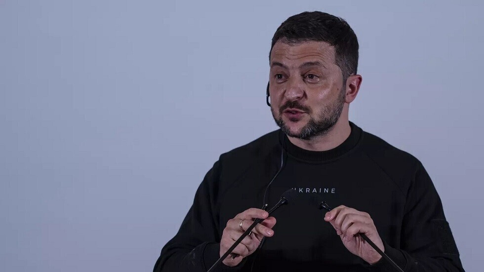 مستشار أوكراني سابق يحمل زيلينسكي مسؤولية فشل الهجوم المضاد ويدعو إلى عزله