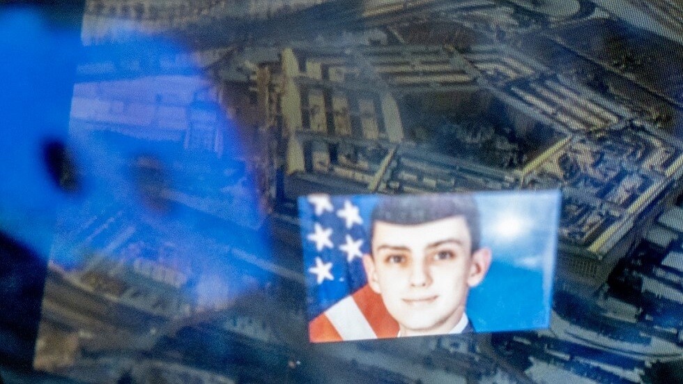 توجيه لائحة اتهام إلى مسرب وثائق البنتاغون