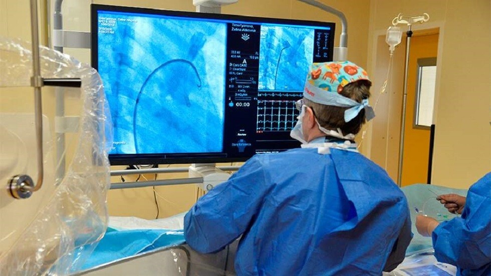 ما سبب تأخر ظهور أعراض انسداد الأوعية الدموية؟