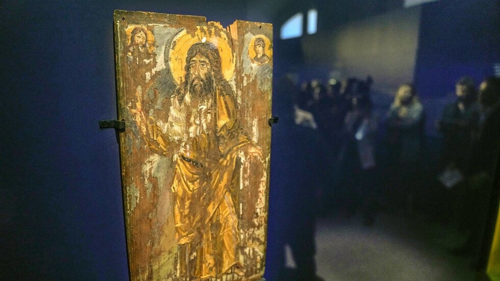 بعملية سرية.. تهريب 16 أيقونة أثرية من أوكرانيا وعرضها في متحف اللوفر الفرنسي (فيديو)