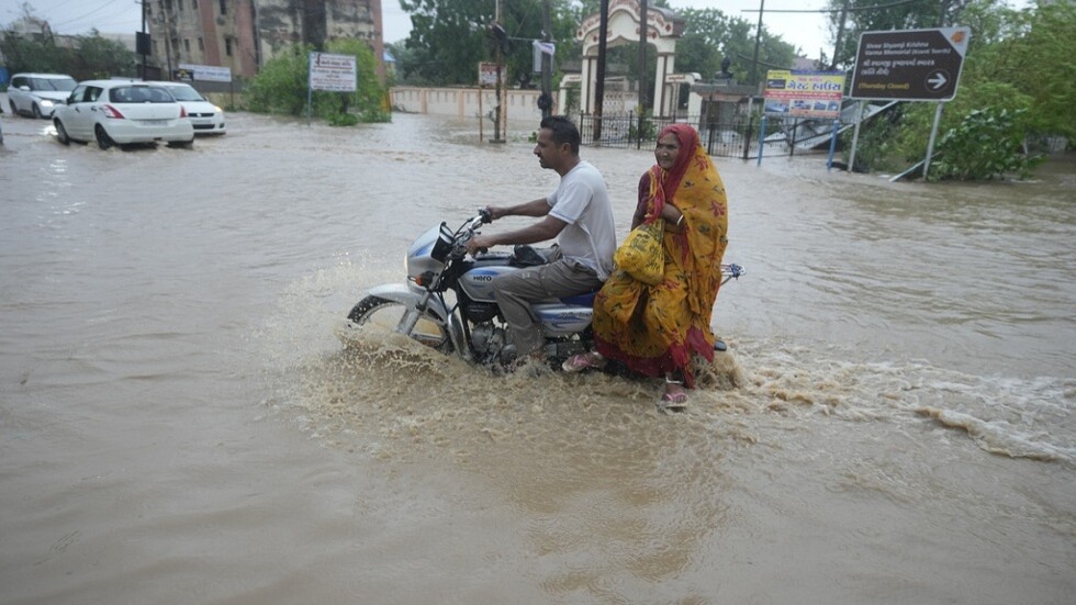 إعصار "بيبارجوي" يحطم ما على طريقه في الهند قاصدا باكستان (صور)