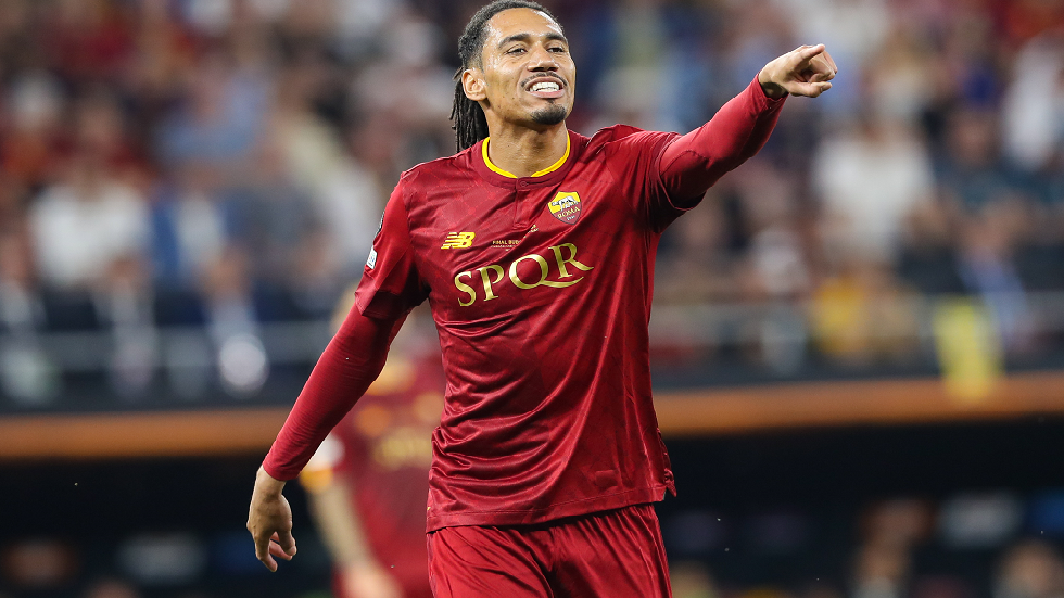 روما يربط لاعبه سمولينغ بعقد جديد