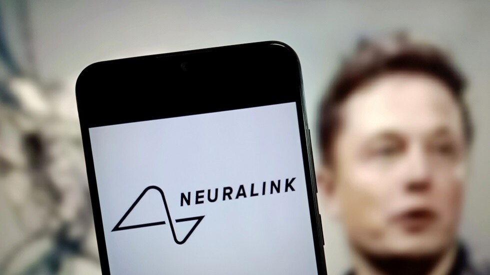 إيلون ماسك يتوقع أول زراعة للرقائق الإلكترونية في دماغ بشري هذا العام