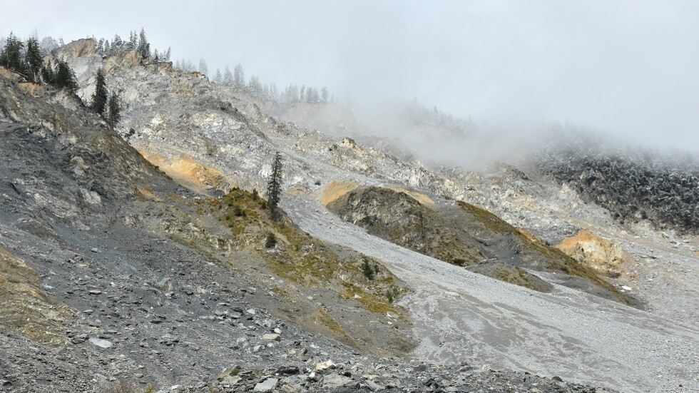 نجاة قرية كاملة من انهيار صخري جارف في سويسرا