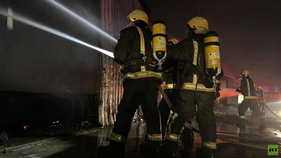 السعودية.. مدني الرياض يخمد حريقا في مستودع بالصناعية الأولى (صور)