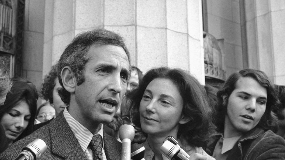 وفاة مسرب "أوراق البنتاغون" السرية