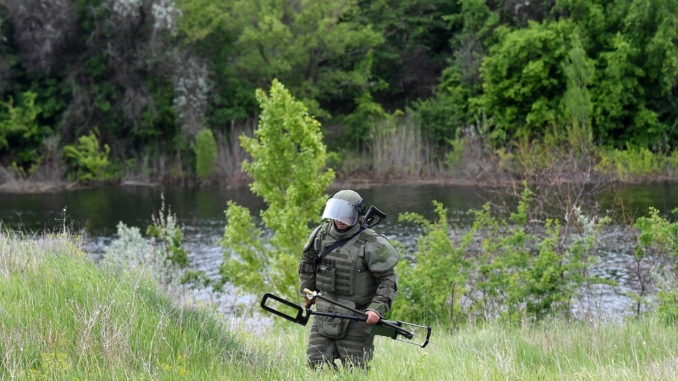 مكافآت لعناصر الهندسة الروس على حقول ألغام فتكت بآليات مدرعة غربية