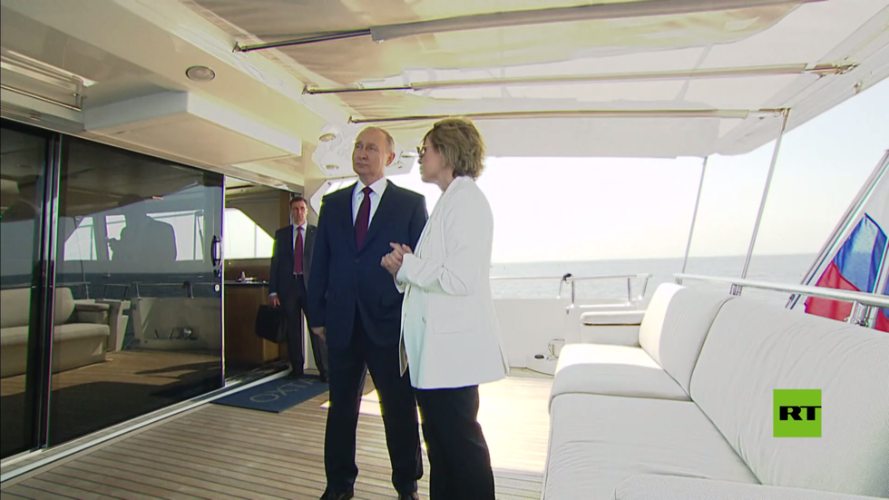 بوتين يوضح كيفية الاستماع للنشيد الوطني الروسي