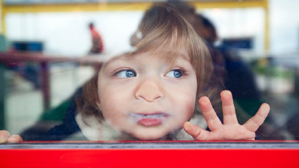 تقمّص دور الأب.. طفل عراقي يخطف قلوب المتابعين بلطافته وشاربه (فيديو)