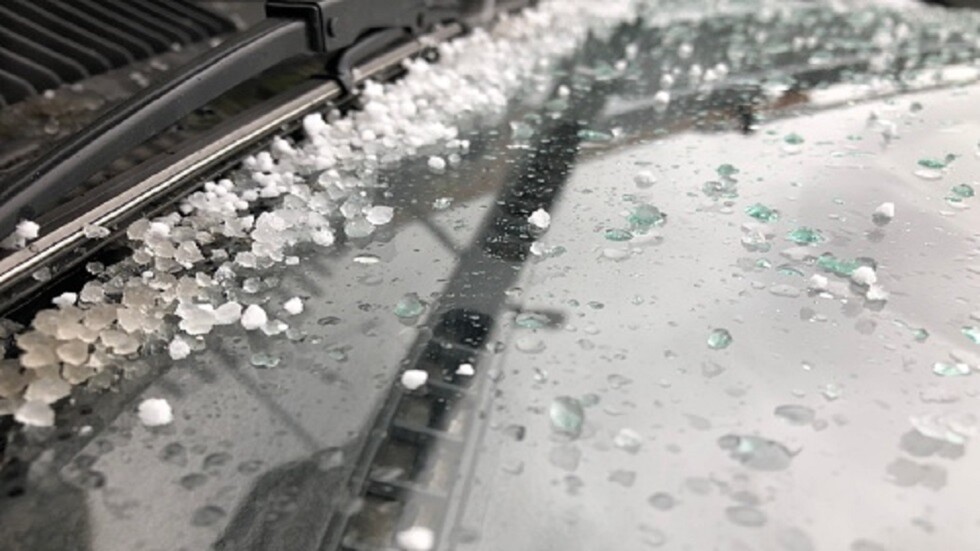 روسيا.. تساقط حبّات بَرَد عملاقة وتضرر 2000 منزل ومباني في جمهورية داغستان (فيديو)