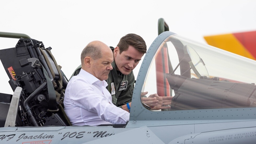 سخرية واسعة من شولتس في ألمانيا بعد محاولته بعث رسالة لروسيا من داخل طائرة لـ