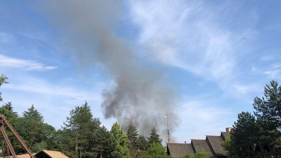 بالفيديو.. إجلاء 25 ألف شخص بعد حريق كبير في ثاني أكبر مدينة ملاهي في أوروبا "يوروبا بارك"