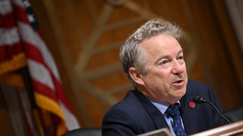 سيناتور جمهوري: بيل غيتس أكبر ممول للعثور على فيروسات تشكل خطرا على البشرية (فيديو)