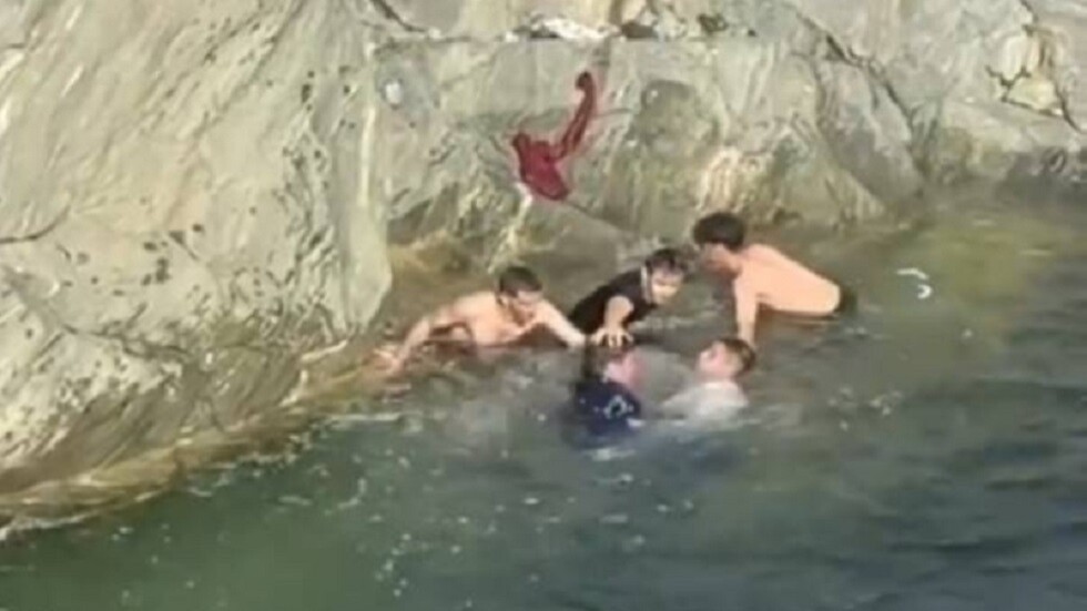 مجموعة شباب ينقذون شخصا من الغرق في السعودية