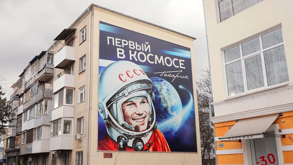 تفكيك تمثال نصفي ليوري غاغارين في كييف