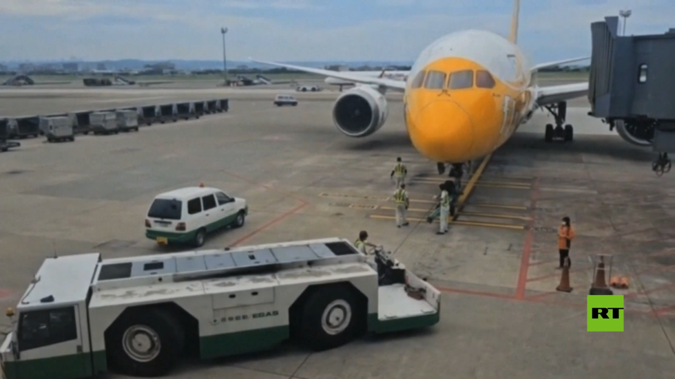 طائرة ركاب تهبط في مطار تايوان بعجلة أمامية واحدة