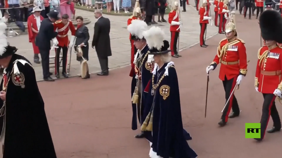 شاهد.. جندي بريطاني يسقط أثناء مراسم وسام "فارس الرباط" بمشاركة الملك تشارلز