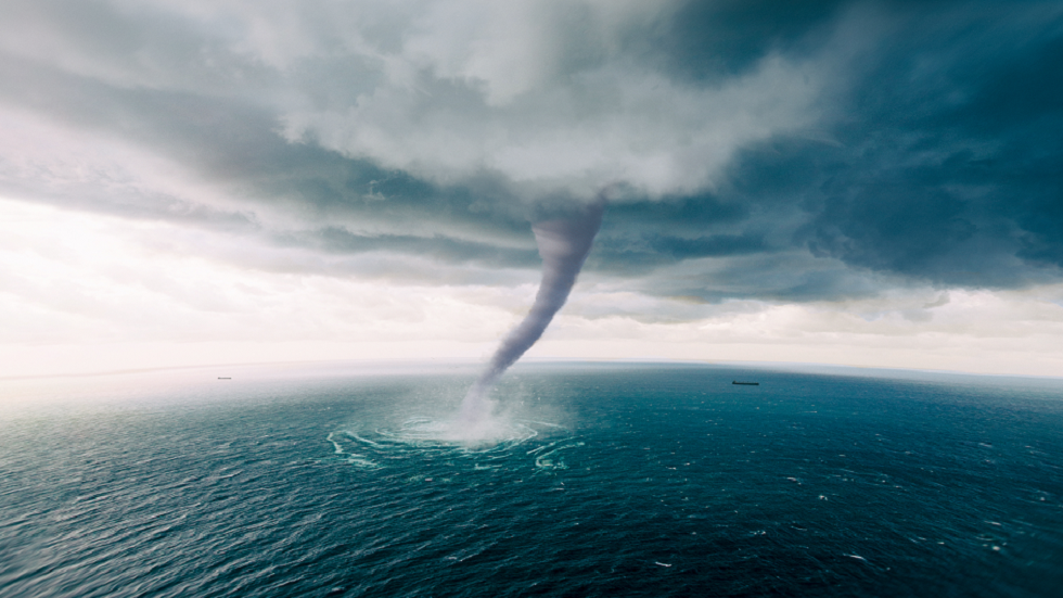 كيف تؤثر الأعاصير على حرارة المحيط؟!