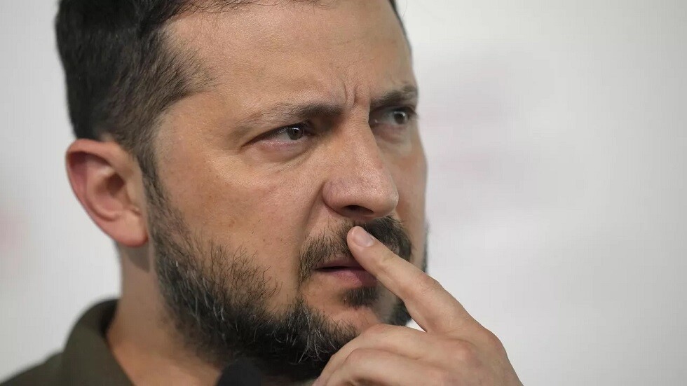 "وول ستريت جورنال": الغرب سيجبر زيلينسكي على تجرع "الدواء المر"