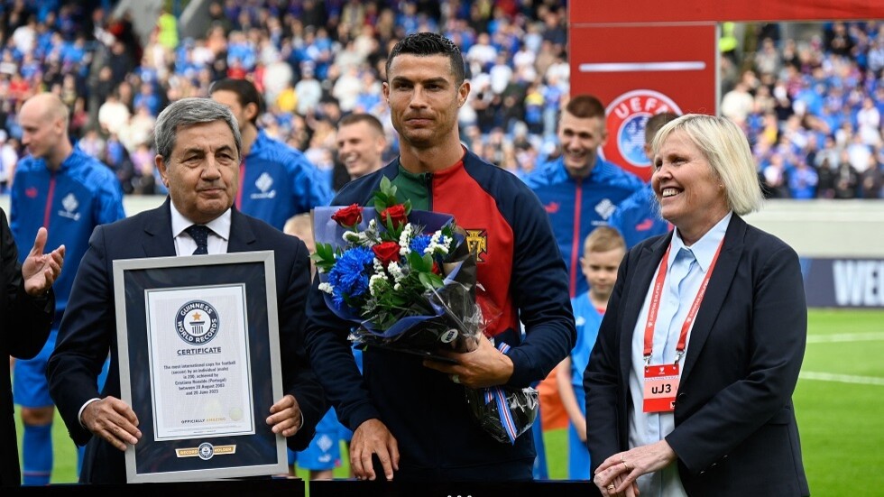 ليلة تاريخية.. طفل يهرب من الشرطة ويرتمي في حضن رونالدو (فيديو)