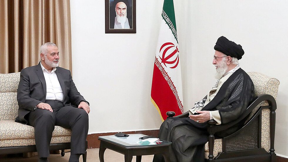 خامنئي مستقبلا هنية: غزة مركز المقاومة لكن الضفة ستركع العدو