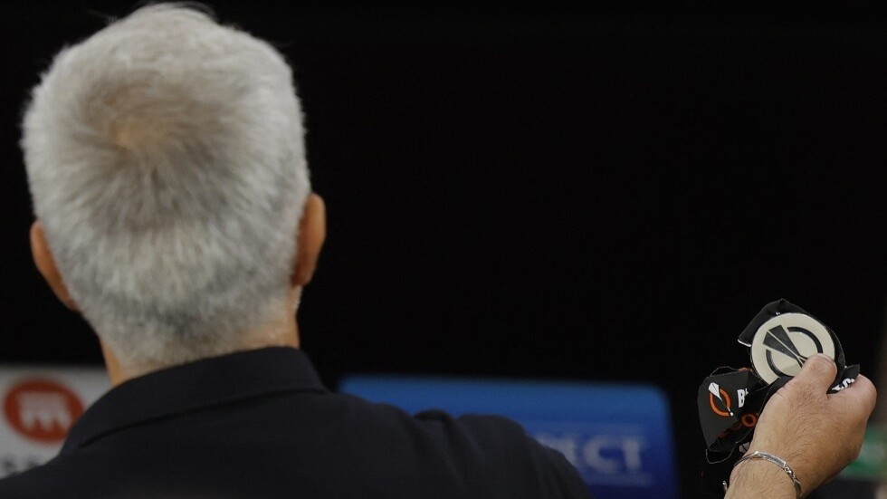 مورينيو يدفع ثمن تصرفاته المثيرة.. انتقاد الحكام وإهداء ميداليته لمشجع (فيديو)