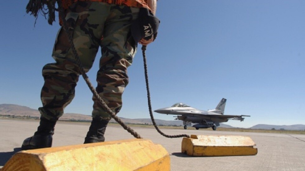 "بوليتيكو" تكشف السيناريو المفضّل لتدريب طياري كييف على "إف-16"