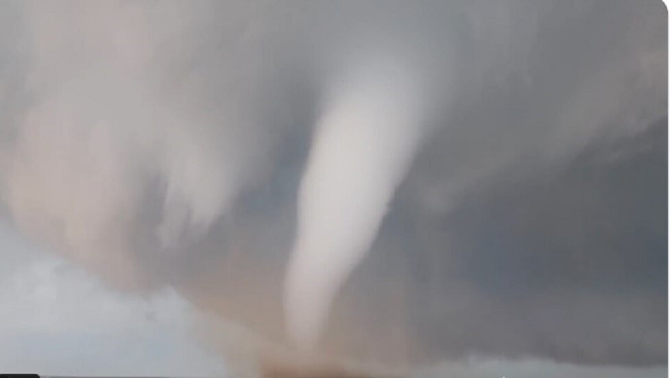 شاهد لحظة اجتماع إعصارين في ولاية كولورادو الأمريكية