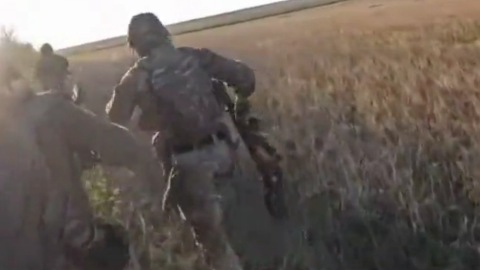 جندي أوكراني يصاب بنوبة ذعر داخل خندق أفقدته القدرة على الوقوف