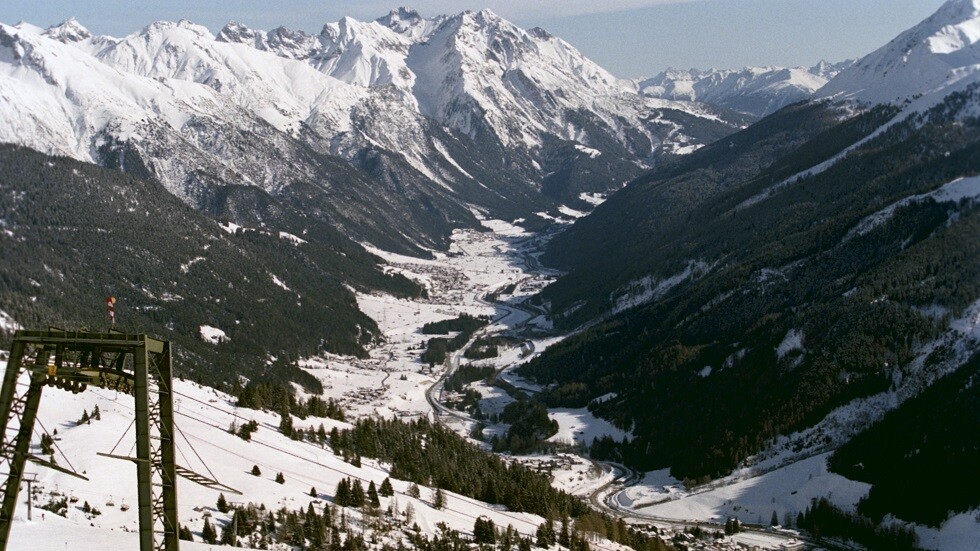 العلماء يراقبون ذوبان الأنهار الجليدية في جبال الألب لإنقاذها