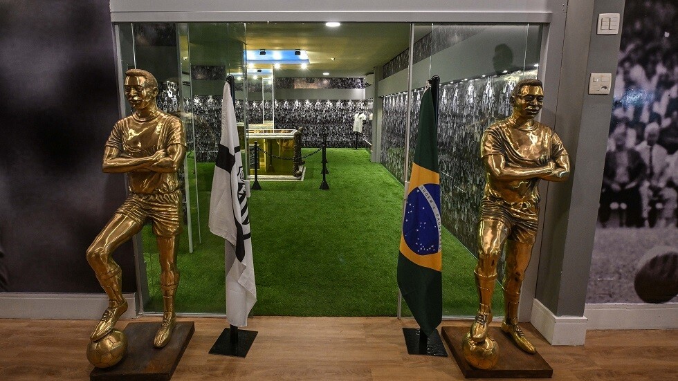 جولة داخل ضريح بيليه.. بمثابة ملعب لكرة القدم (فيديو)