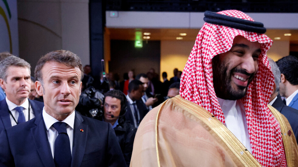 مقطع فيديو لماكرون والأمير محمد بن سلمان يشعل مواقع التواصل ومصادر سعودية توضح (فيديو)