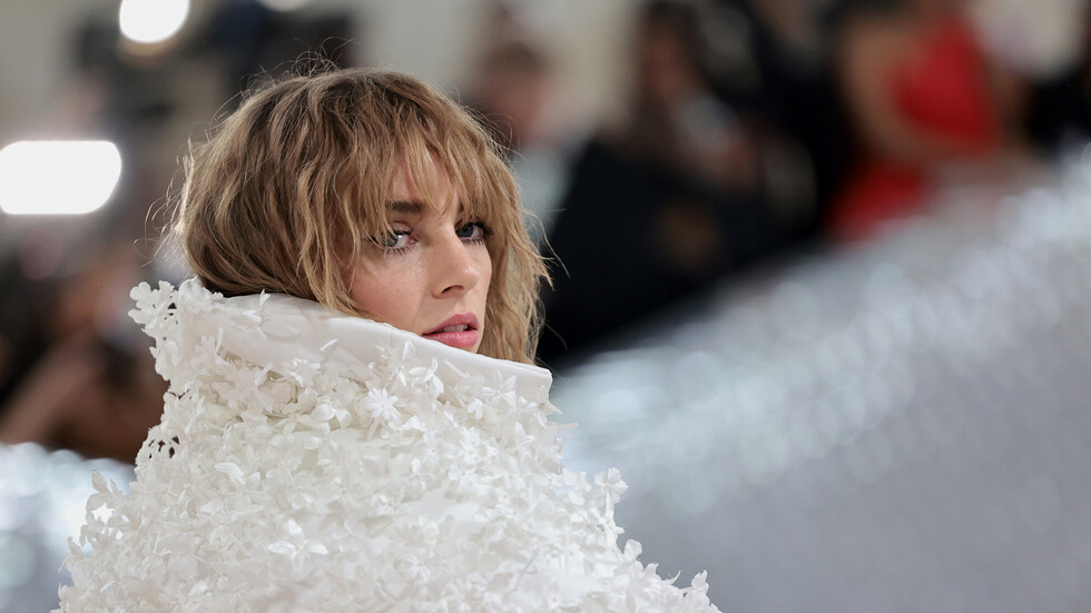 "ذهبت حقا لأفقد عذريتي".. ممثلة أمريكية شهيرة تعترف بكذبها على والدها الشهير إيثان هوك !