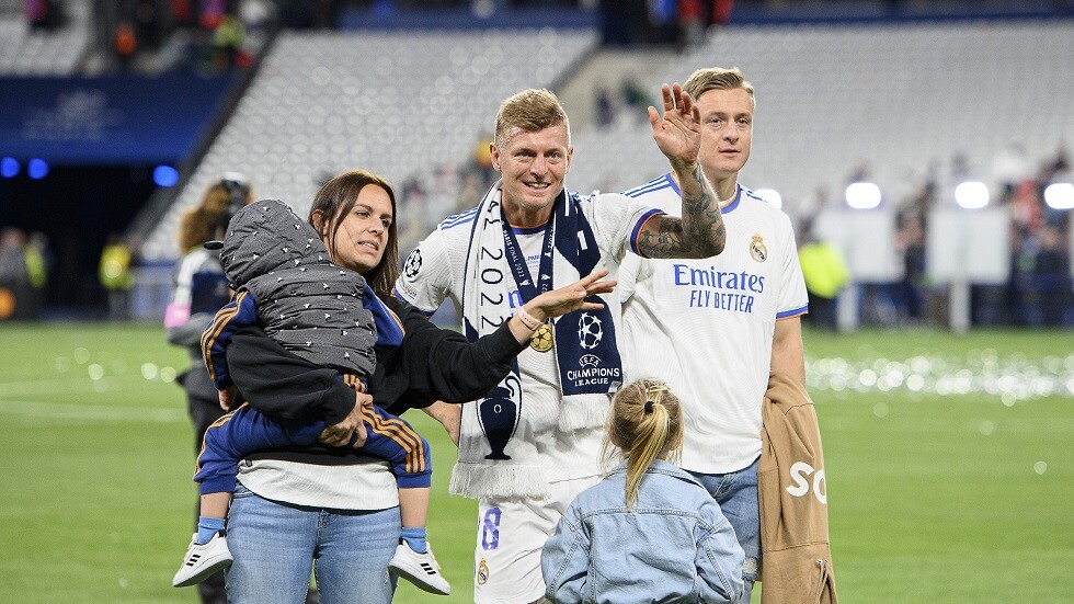 شقيق توني كروس يسخر منه بعد تجديد عقده مع ريال مدريد