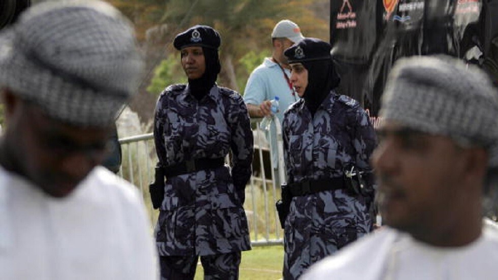 السلطات العمانية تضبط منتجات تروج للمثلية وتتلفها (صورة)