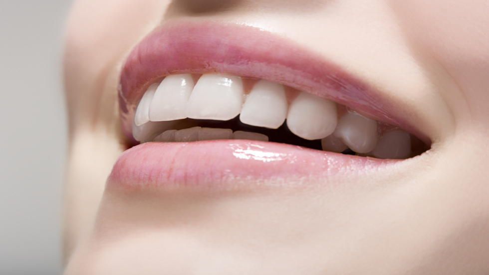 خبير يكشف عن عادة يومية تضر بالأسنان