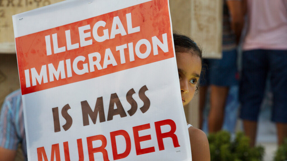 مسؤول: 350 باكستانيا كانوا على متن قارب مهاجرين غرق قبالة اليونان