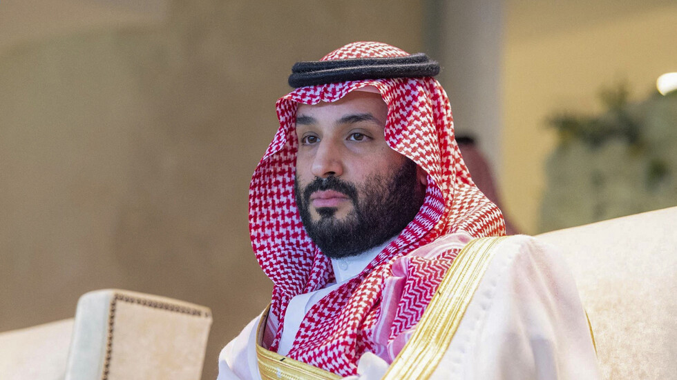 "مرعبة وحادة".. نظرة الأمير محمد بن سلمان لجون كيري تشعل مواقع التواصل (فيديو)
