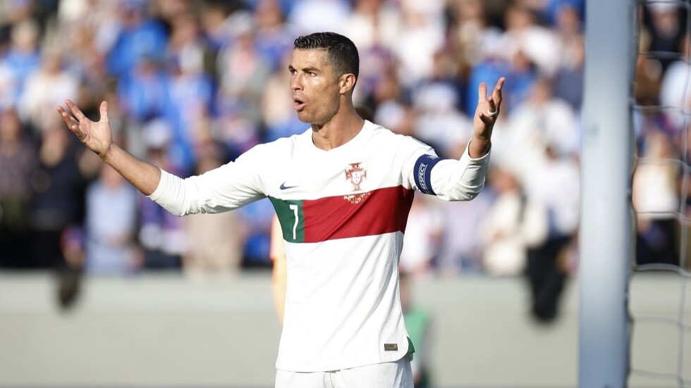 شاهد.. رونالدو يحرج مصورا بسبب " خطوط الزمن"