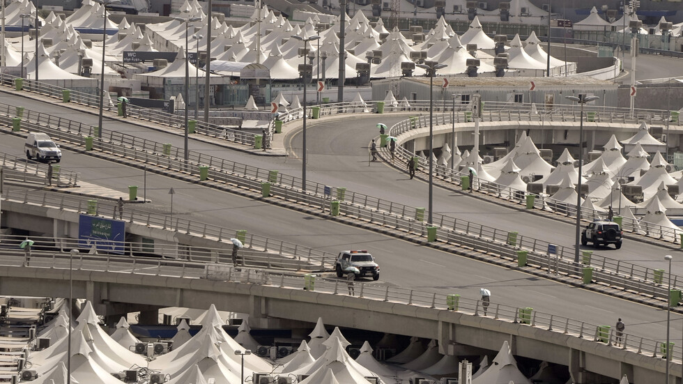 لأول مرة..السلطات السعودية تطلق حافلات ذاتية القيادة لنقل الحجاج (فيديو)