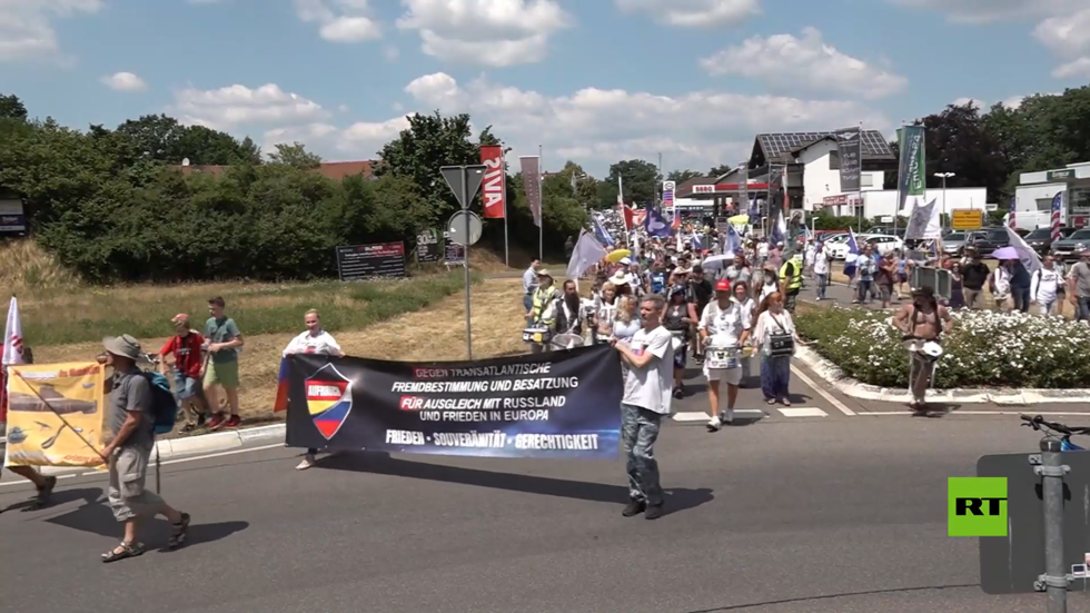 المئات يحتجون على إرسال أسلحة إلى أوكرانيا في قاعدة رامشتاين الأمريكية