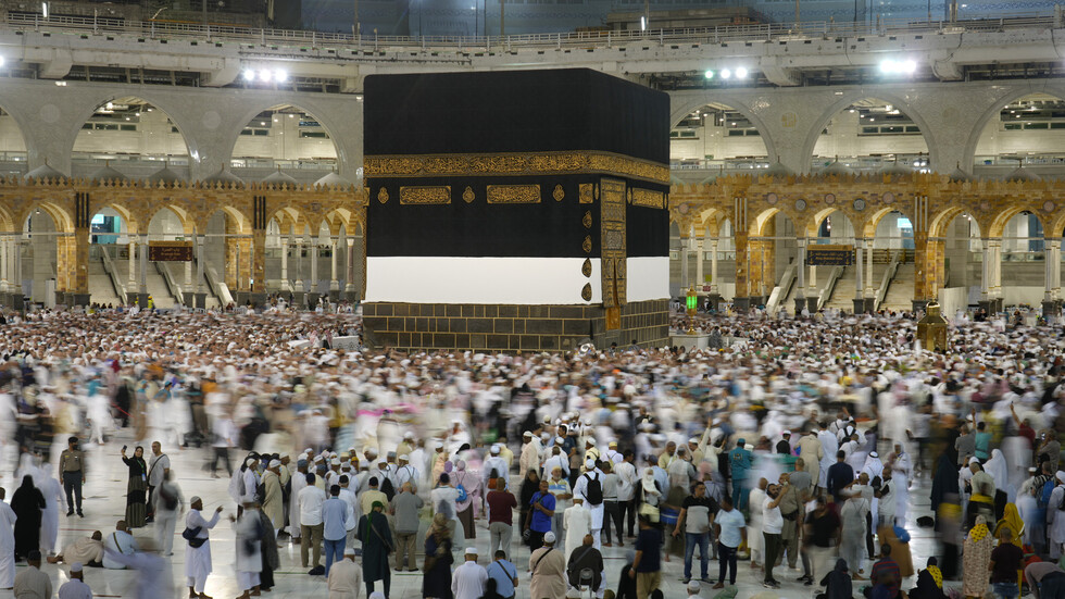 حاج إيراني معمر في طريقه لمكة المكرمة..كم يبلغ عمره؟ (فيديو)