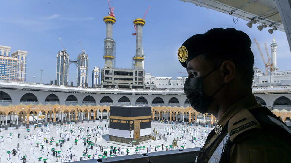 في ضيافة الرحمن.. رجل أمن سعودي يطوف بسيدة كفيفة حول الكعبة ويثير تفاعلا (فيديو)