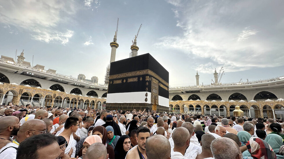 كيف يتم تبريد الحجاج في المشاعر المقدسة بالسعودية؟ (فيديو)