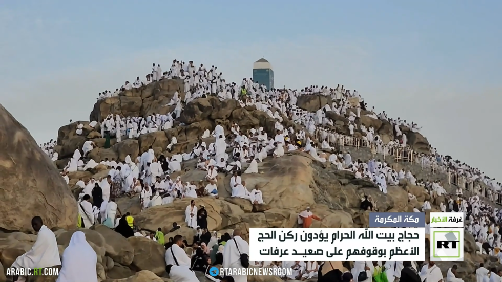 حجاج بيت الله الحرام يؤدون ركن الحج الأعظم